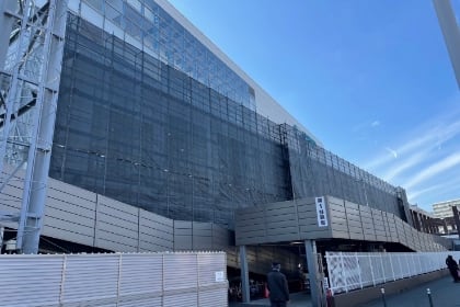 建物の外観と足場